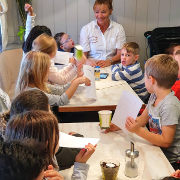 Kinder des VzF-Kindergartens in der Bäckerei Otto Ernst; anklicken zum Vergrößern