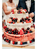 Hochzeitstorte mit Kirschen und verschiedenen Beeren; anklicken zum Vergrößern