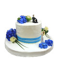 Hochzeitstorte mit Rosen, blauen Hortensienblüten und Brautpaar; anklicken zum Vergrößern