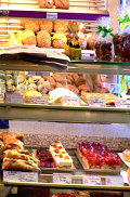Ausschnitt der Kuchentheke in unserer Bäckerei in Neu-Anspach; anklicken zum Vergrößern